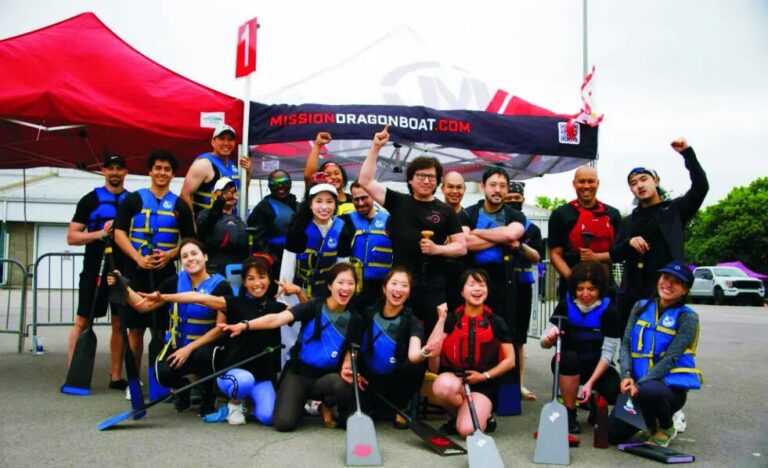 “凤凰勇士”队勇夺千米龙舟比赛冠军